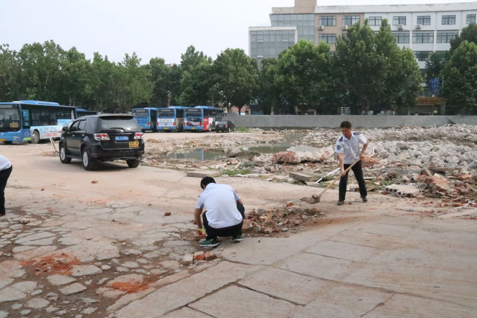 公交集團(tuán)海通公交公司修復(fù)坑洼場(chǎng)地 助力文明城市創(chuàng)建